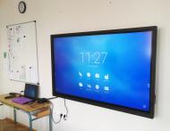 Installation d'un écran interactif dans une école